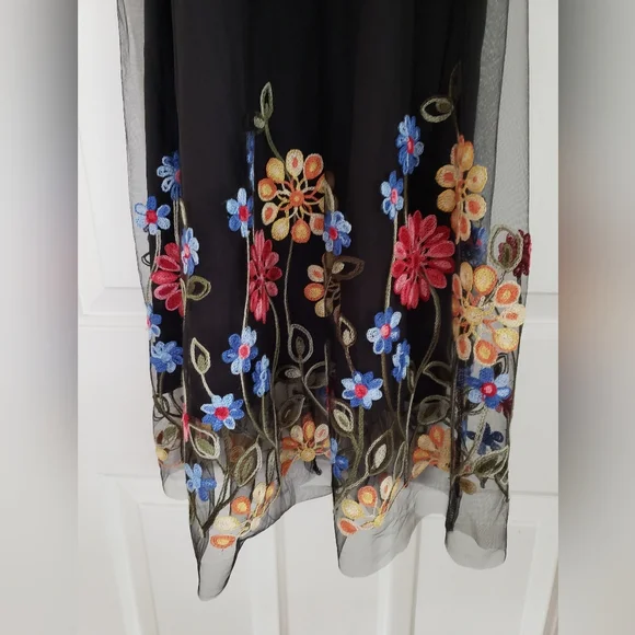 Stylish Mesh Overlay Swing Dress With Embroidered Flowers - Picture 7 of 8